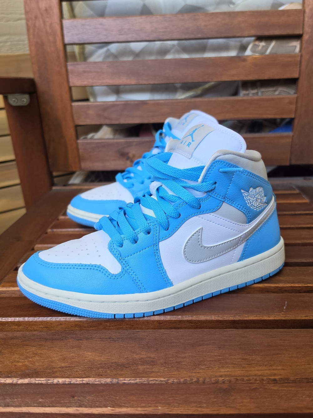 Air Jordan 1 Mid Women’s Size 7